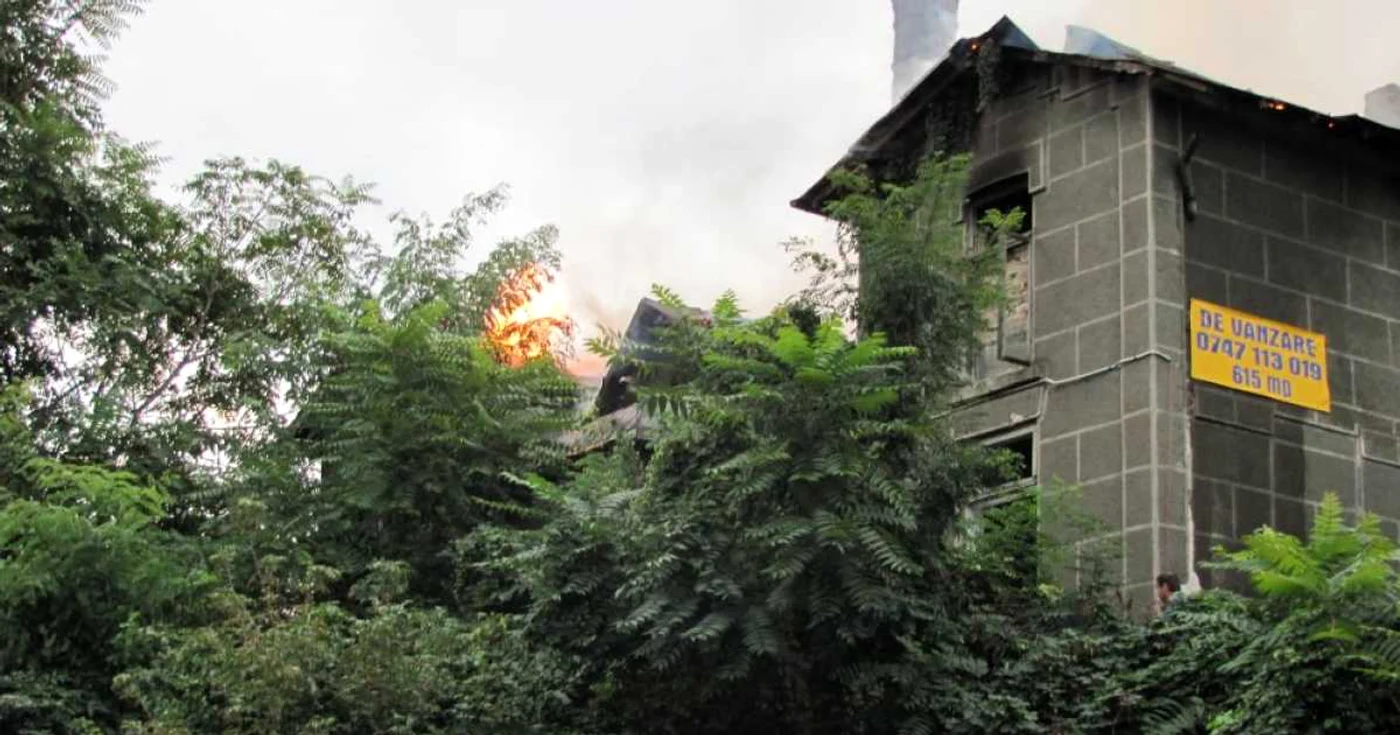 Casa Englezească a fost incendiată ieri dimineaţă