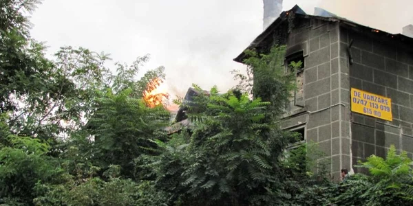 Casa Englezească a fost incendiată ieri dimineaţă