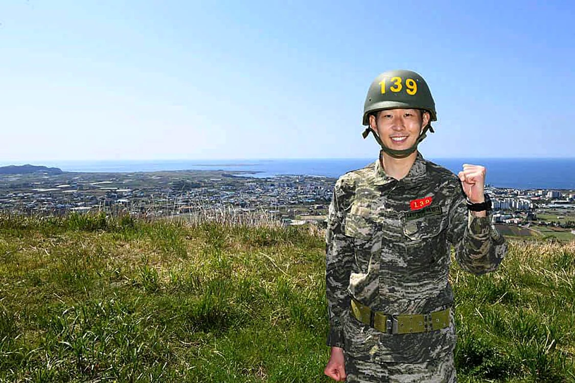 
    Son Heung-min a îmbrăcat haina militară în Coreea de SudFoto: Guliver / GettyImages  