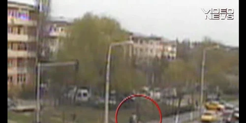 Incidentul a fost filmat de camerele din intersecţie