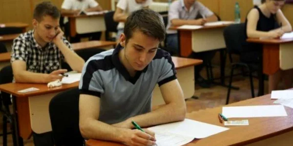 Elevii din Dolj susţon astăzi proba scrisă la limba şi literatura română la examenul de BAC