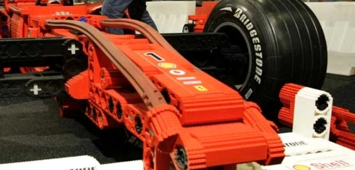 Monopost Ferrari în mărime naturală, construit din lego