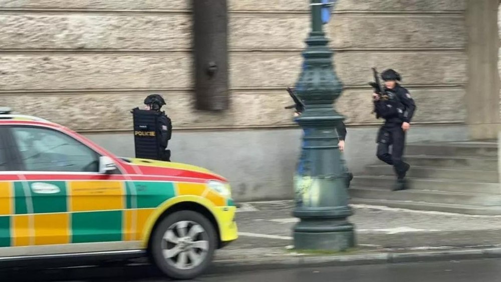 Atac armat la Universitatea de Artă din Praga, soldat cu morţi şi răniţi VIDEO