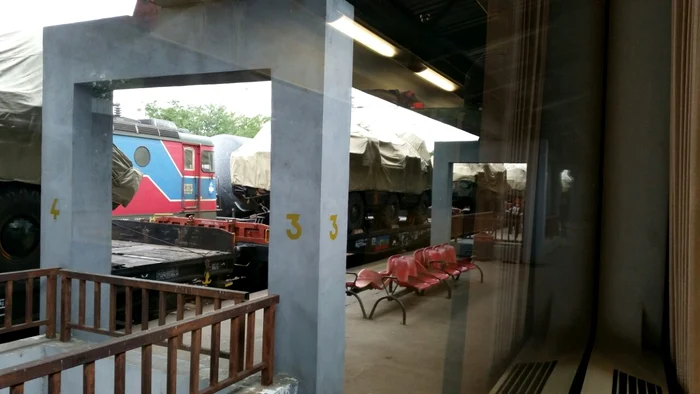 Trenul cu echipamente militare este garat în gara din Ploieşti