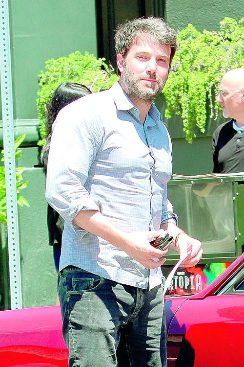 Ben Affleck a fost „taxat” cu 50 de dolari în faţa restaurantului „Tavern”, din Brentwood (Fotografii: Guliver/Splashnews/Reuters)