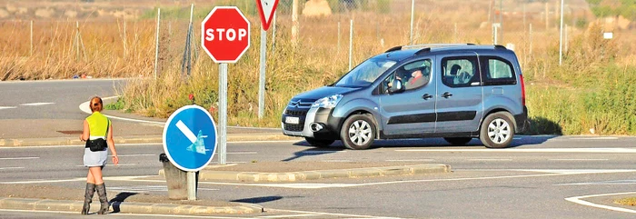 Cât e ziua de lungă, prostituatele fac paradă cu vestuţele colorate