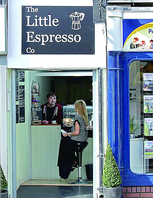 
    La scurt timp de  la deschidere,  mini-cafeneaua  s-a populat  