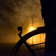 Bicicleta noaptea FOTO Shutterstock