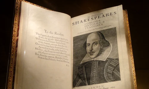 Volumul First Folio, la Folger Shakespeare Library, Washington DC, SUA