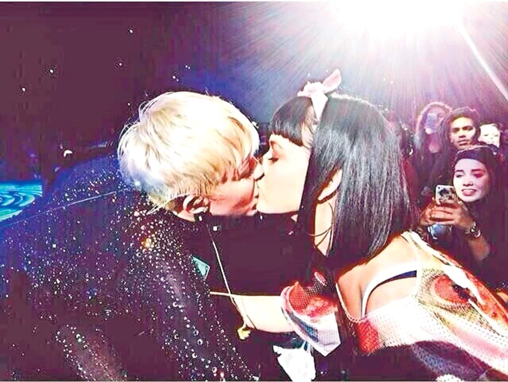 
    Cântăreaţa a făcut schimb de rujuri cu  Katy Perry  
