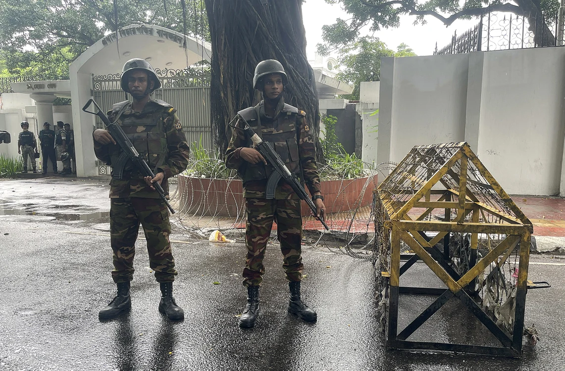 În Bangladesh s-a instituit interdicție de circulație după lovitura de stat FOTO EPA-EFE