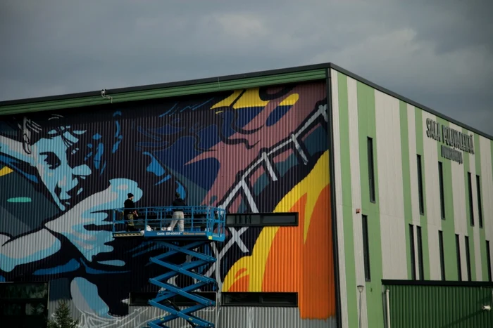 Pictura uriaşă de pe sala de sport din Dumbrăviţa