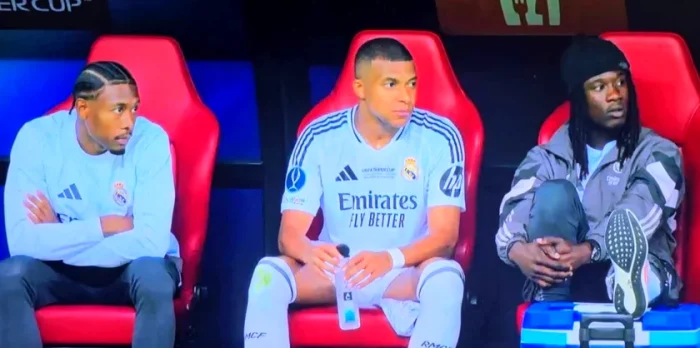 Kylian Mbappe, cu sticla de apă românească la Supercupa Europei. Foto Facebook