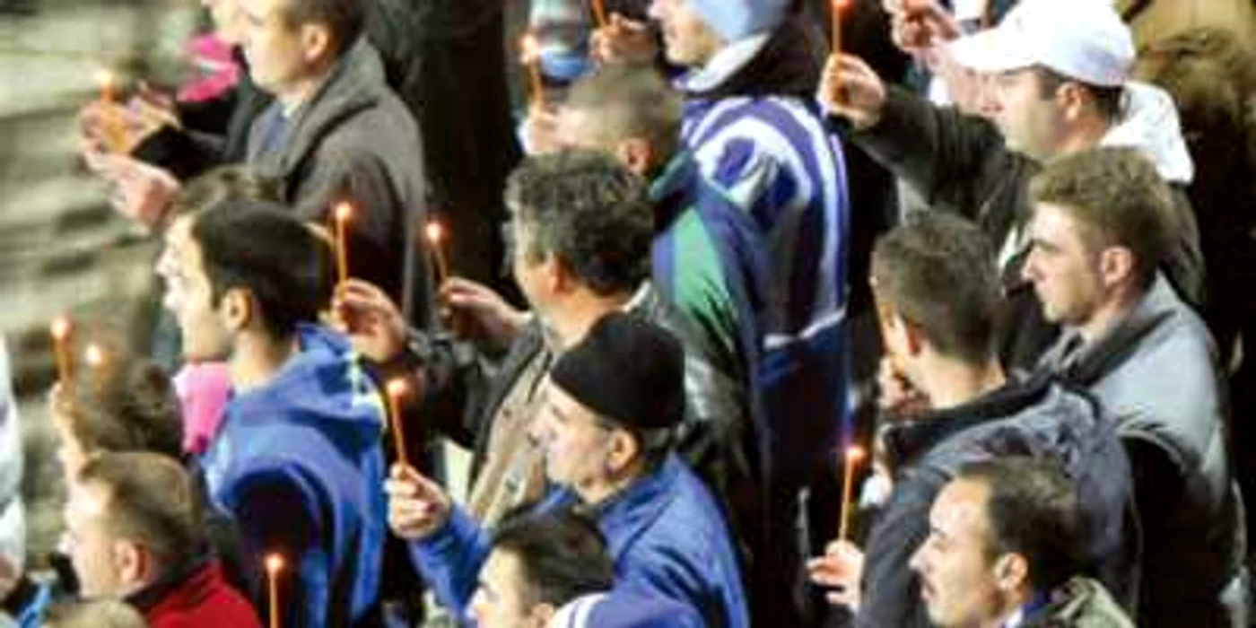 Pe stadion s-au aprins aseară 24.000 de lumânări
