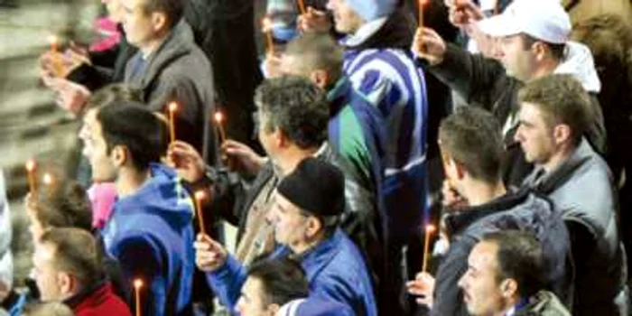Pe stadion s-au aprins aseară 24.000 de lumânări