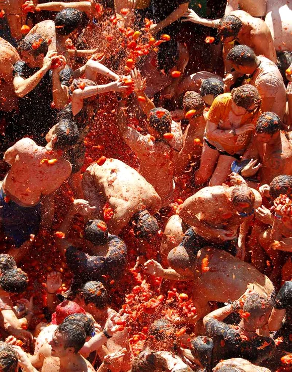 Festivalul «Tomatina» se sfârşeşte în fiecare an într-o «ocean roşu»