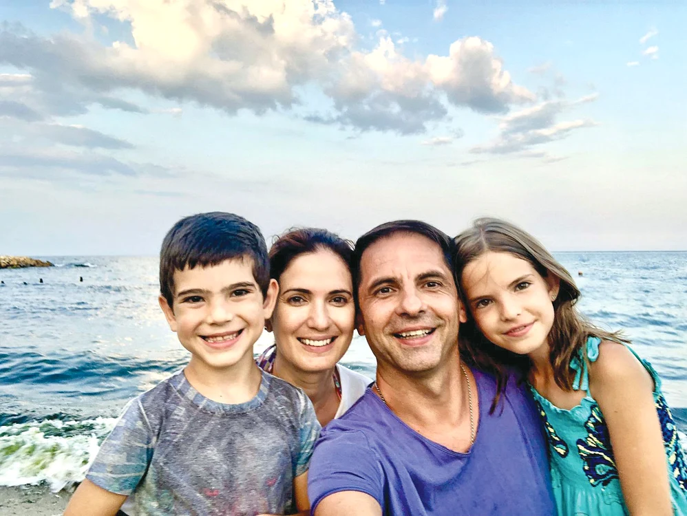 Dan, alături de frumoasa lui familie,  soţia Codruţa şi copiii Bogdan şi Daria 
