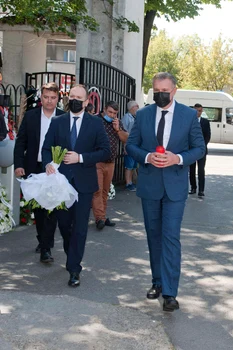 2 principele radu la catafalcul lui ivan patzaichin de la clubul dinamo 2 jpg jpeg