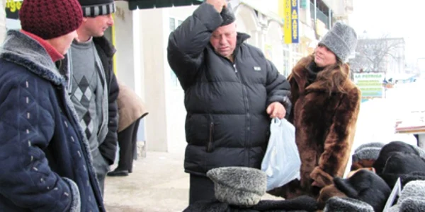 Gheorghe Ripiceanu este dezamăgit că puţini oameni se opresc la taraba lui
