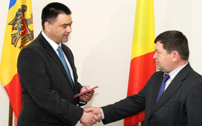 Ministrul european al Apărării, din Republica Moldova, Vitalie Marinuţa a decorat un rezervist al Armatei României, comandorul, în rezervă, Dumitru Amariei, pentru merite excepţionale.