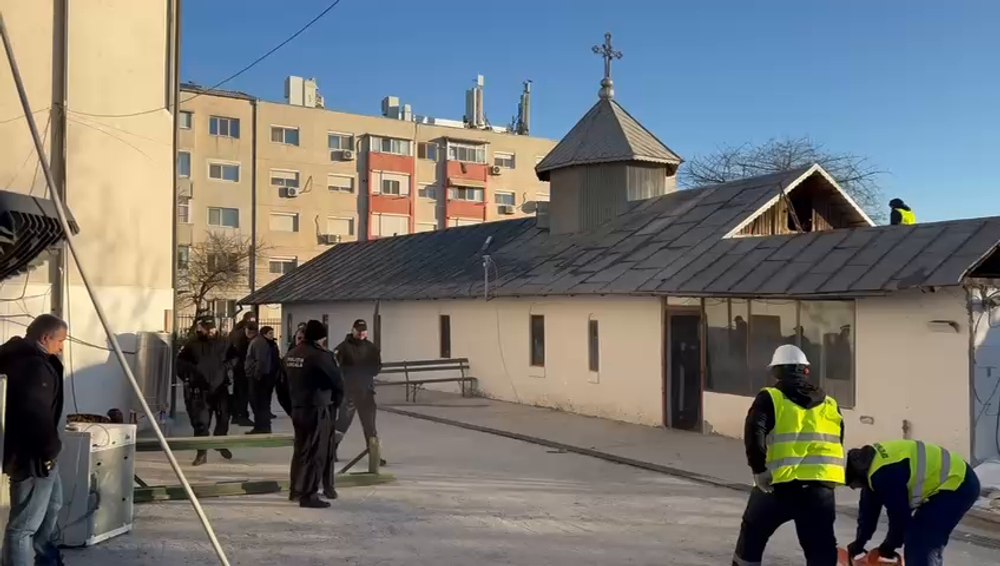 Proteste în curtea unei biserici din Constanța, împotriva demolării unor anexe. Preotul paroh, un personaj extrem de controversat