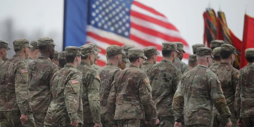 Ceremonia de transfer de autoritate între militarii detașamentului de luptă al Brigăzii 2 „Strike” și cei ai detașamentului din cadrul Brigăzii 1 „Bastogne”, ambele din cadrul Diviziei 101 Aeropurtate (Asalt aerian) a Armatei SUA și un exercițiu demo