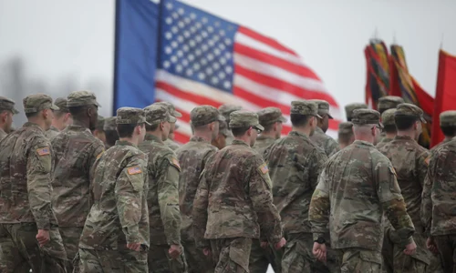 Ceremonia de transfer de autoritate între militarii detașamentului de luptă al Brigăzii 2 „Strike” și cei ai detașamentului din cadrul Brigăzii 1 „Bastogne”, ambele din cadrul Diviziei 101 Aeropurtate (Asalt aerian) a Armatei SUA și un exercițiu demo