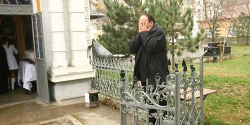Alexandru Briban, soţul sopranei, în lacrimi în faţa bisericii unde era depus corpul artistei