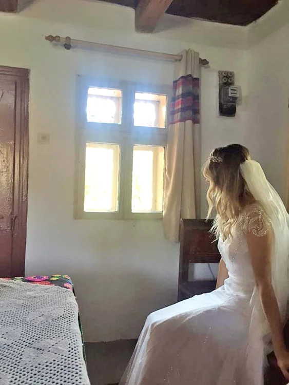 “Îmi aştept soţul”, a scris Laura ieri, în dreptul fotografiei postate pe pagina sa de socializare