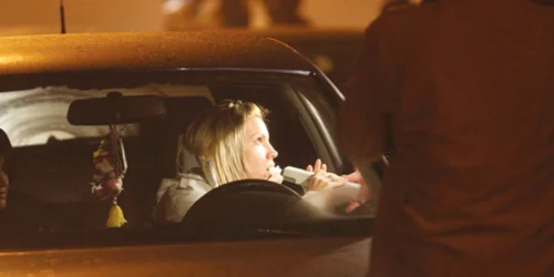 O şoferiţă este testată cu aparatul special pentru a i se stabili gradul de alcoolemie