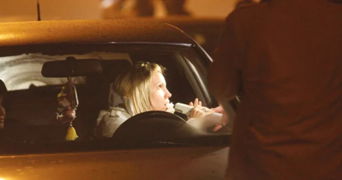 O şoferiţă este testată cu aparatul special pentru a i se stabili gradul de alcoolemie