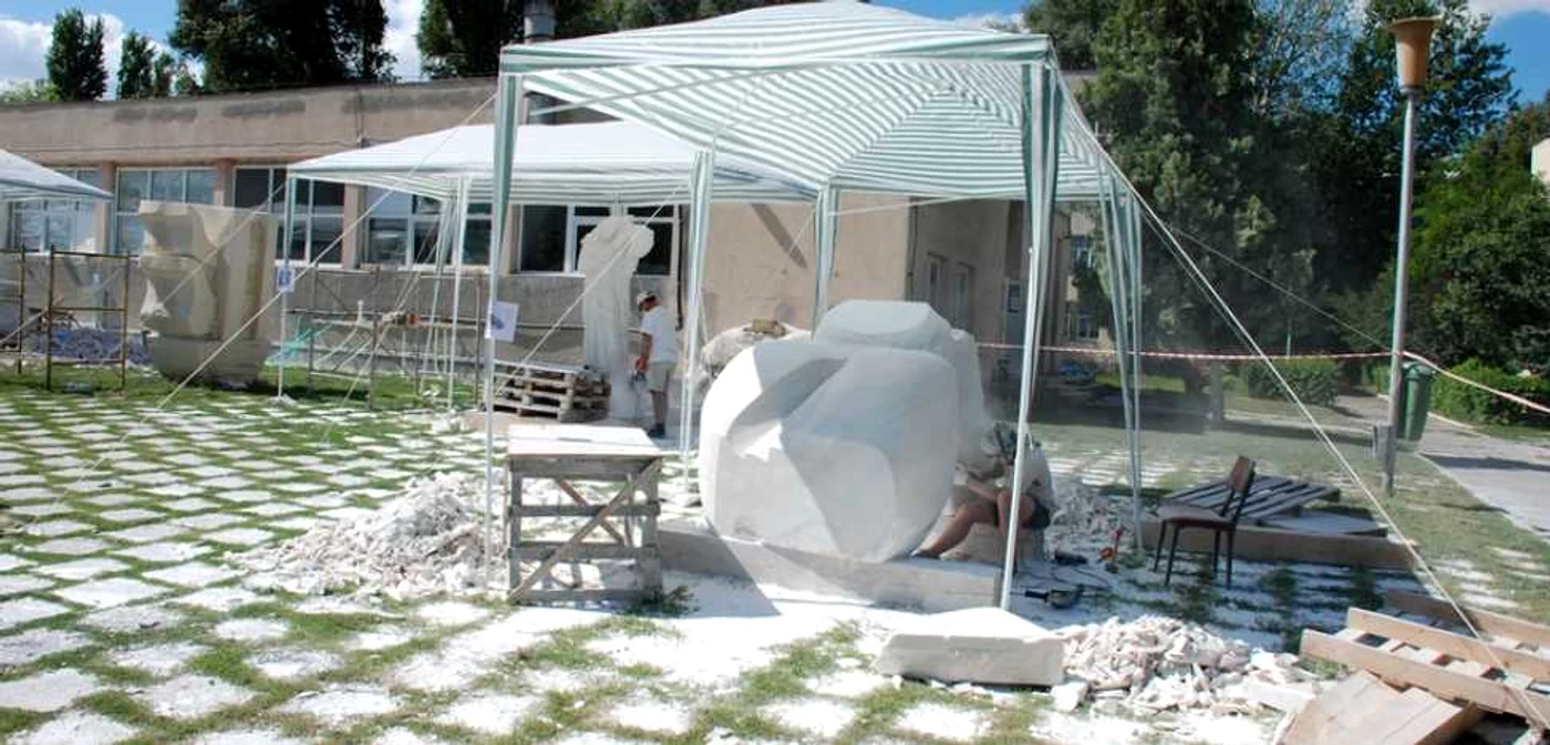 Tabăra de sculptură din curtea fostului liceu de chimie din Brăila   FOTO Florentin Coman