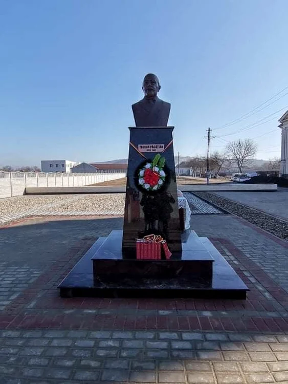 A fost ridicat un bust în memoria lui FOTO Cristian Stoica 