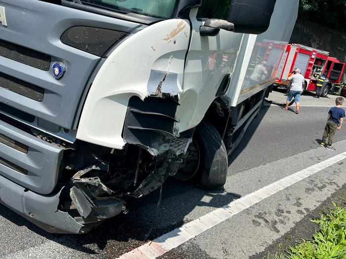 Autocamionul și autoturismul au intrat în coliziune. FOTO ISU Mehedinți