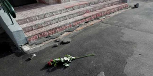 Cei doi copii au căzut în fața intrării blocului