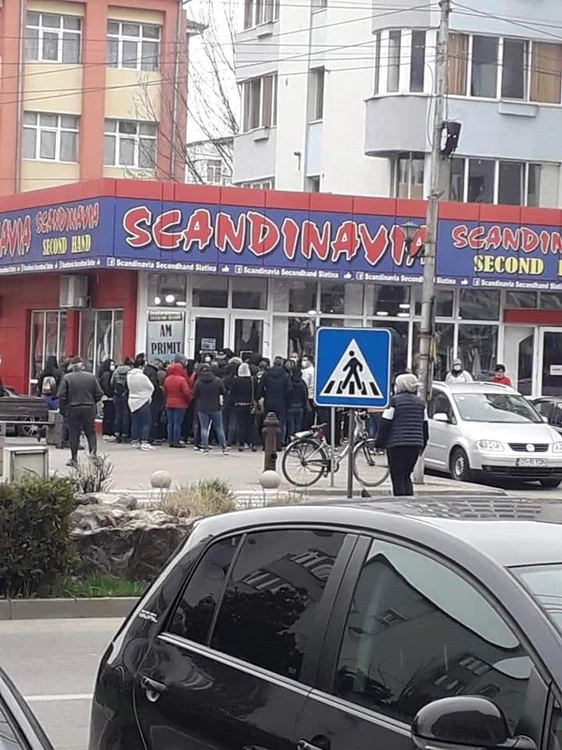 Aşteptând pentru o sesiune de cumpărături la uşa unui magazin din Slatina FOTO: Facebook/Slatina