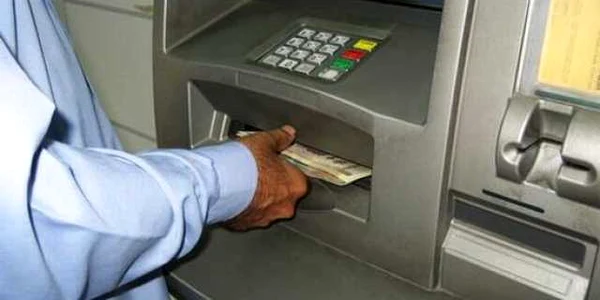 Furau datele printr-un dispozitiv instalat pe un bancomat (foto arhivă)