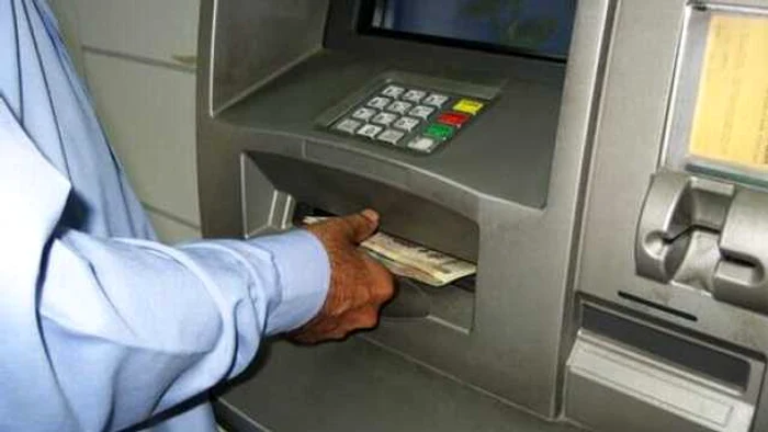 Furau datele printr-un dispozitiv instalat pe un bancomat (foto arhivă)