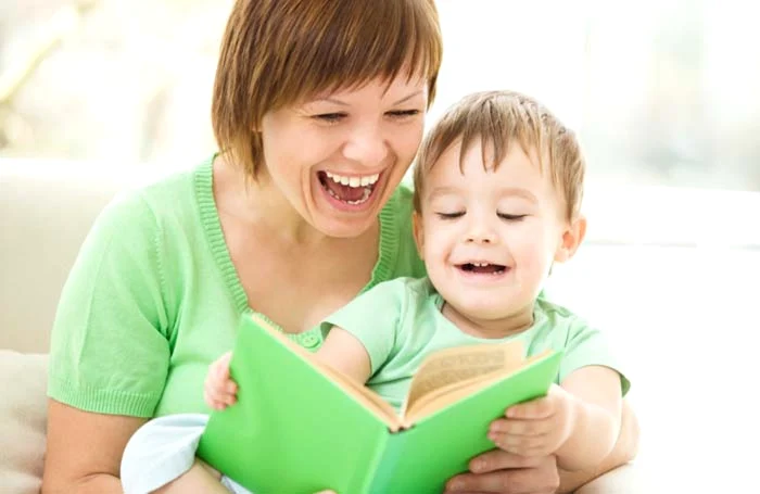 Discuţiile de la vârste foarte fragede îl vor încuraja pe copil să pună întrebări şi să nu evite subiectul/FOTO mytoddlerisreading.com