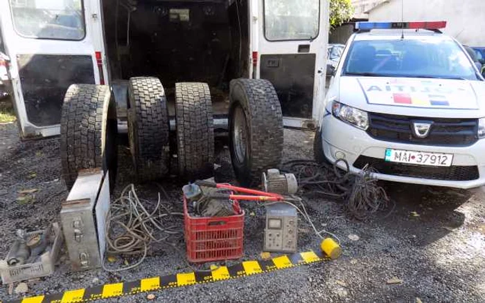 Cei trei au furat, în două săptămâni, bunuri în valoare de 35.000 lei FOTO: arhiva Adevărul