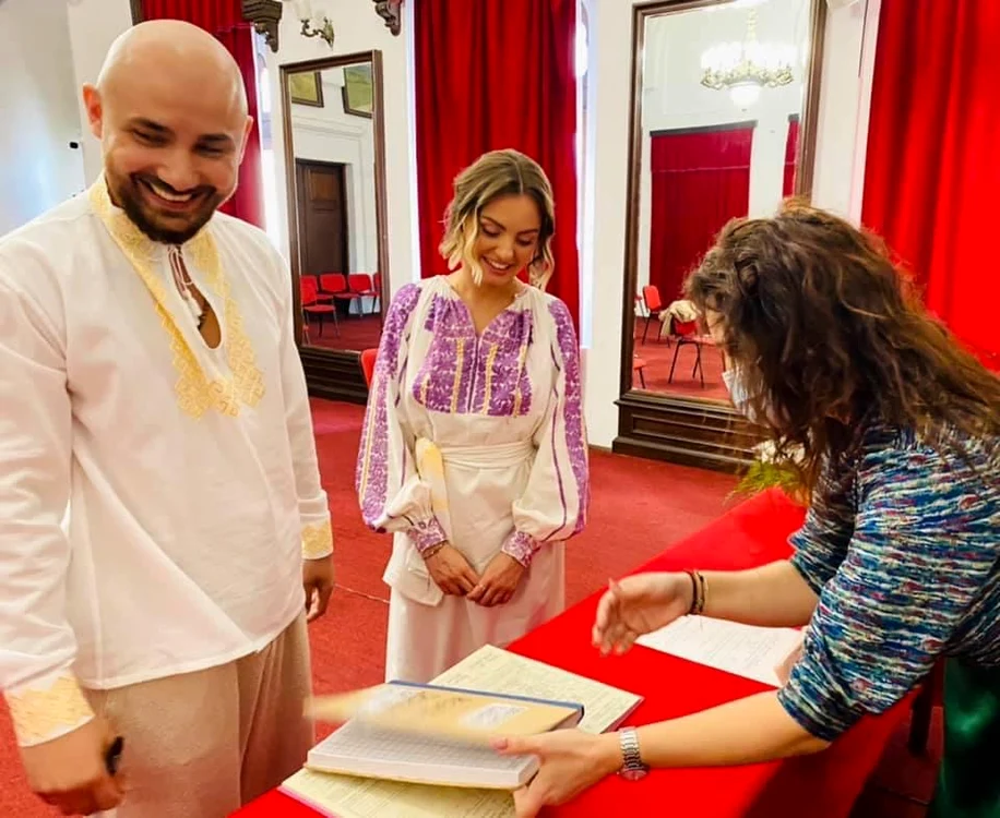 
    Alexandra Stan a fost foarte emoționată la cununia civilăfoto: Facebook/Elena Lasconi  