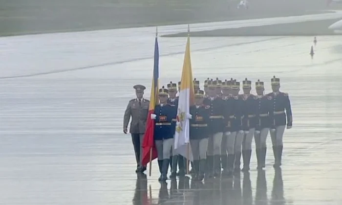 garda onoare aeroport sibiu papa