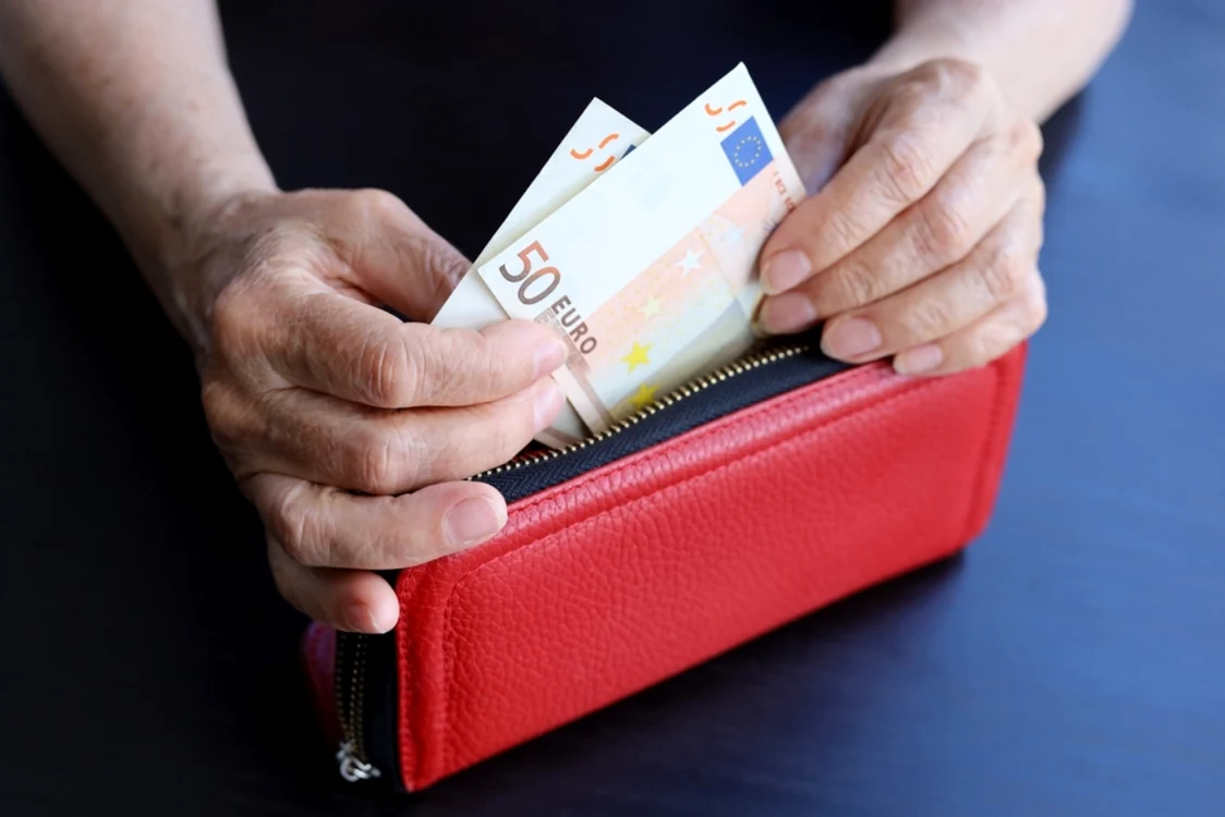 bancnote de 50 de euro puse de o femeie în vârstă într-un portofel roșu 