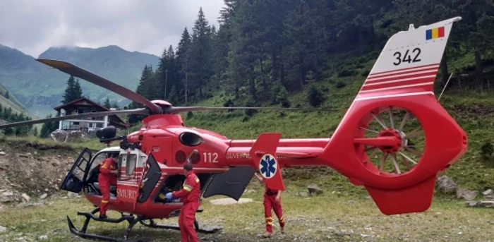 Motociclistul a fost preluat de un elicopter SMURD