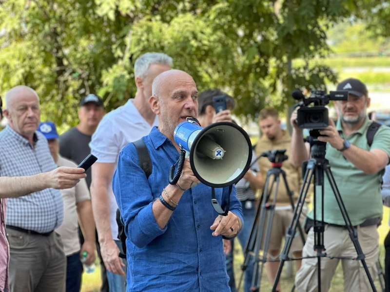 Angajații Apelor Române protestează față de tăierile salariale. „Taxați corupția, nu munca”