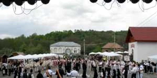 Dans si voie buna la Targul popular de la „Izvorul Tamaduirii”, din Horezu