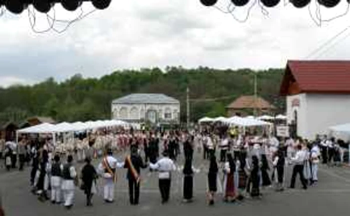 Dans si voie buna la Targul popular de la „Izvorul Tamaduirii”, din Horezu