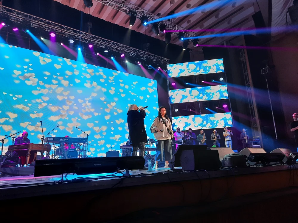 Oana Radu si Viorica de la Clejani pe scena Sălii Palatului (Foto: Click!)