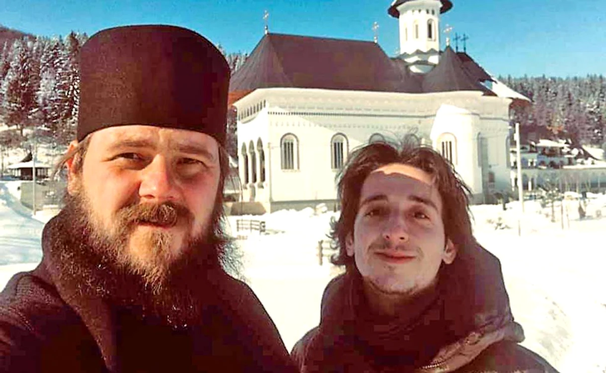 
    Actorul (stânga) este de aproape doi ani la Mănăstirea Sihăstria Putnei. Aici, alături de  Andrei Dumitrescu  
