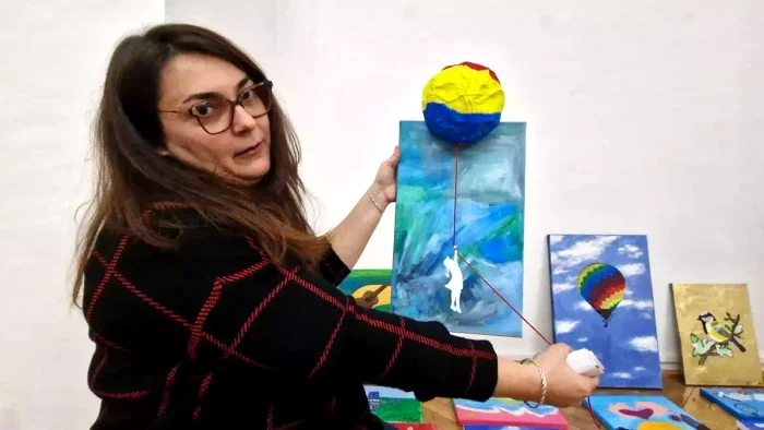 Tabloul unui pacient internat la Psihiatrie, comparat cu o operă a lui Bansky / foto: captură video